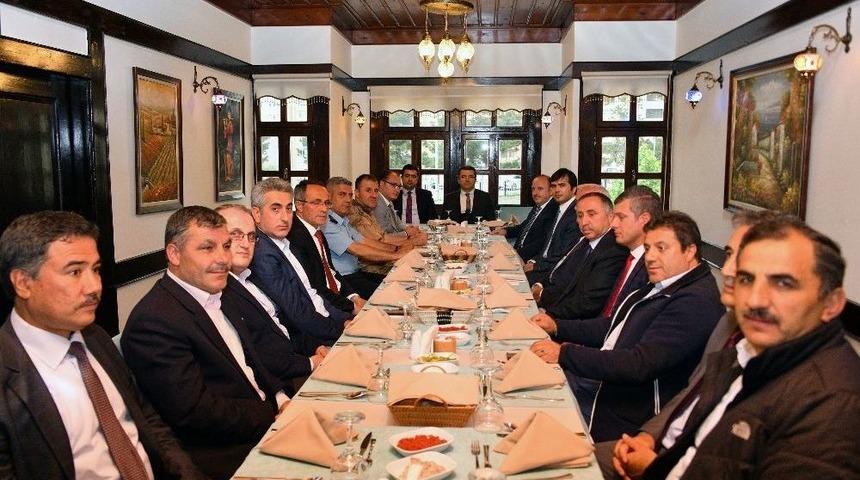 M&uuml;ft&uuml; Aksu&rsquo;ya Veda Yemeği