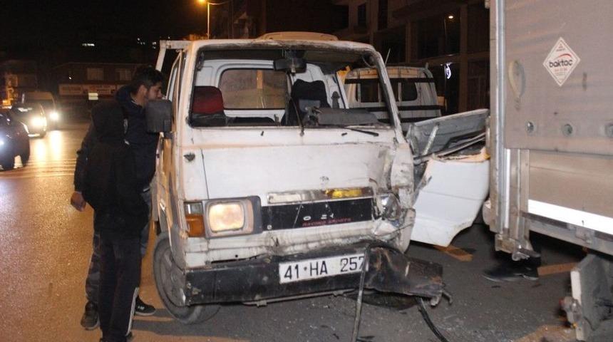 Kontrolden &Ccedil;ıkan Kamyonet, Park Halindeki Tıra &Ccedil;arptı: 1 Yaralı
