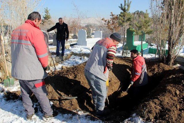 Toprağın Buz Tuttuğu Erzurum’da Toplu Mezar Kazılıyor