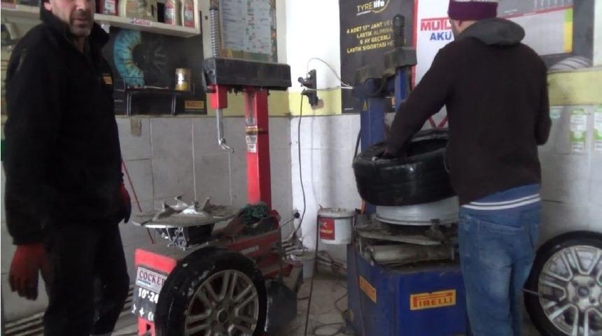 Kar Yağışı Lastik&ccedil;ilerin Y&uuml;z&uuml;n&uuml; G&uuml;ld&uuml;rd&uuml;