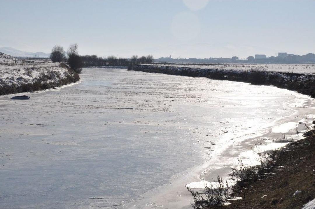 Hava Sıcaklığının Eksi 19&rsquo;u G&ouml;rd&uuml;ğ&uuml; Kars&rsquo;ta, Kars &Ccedil;ayı Dondu