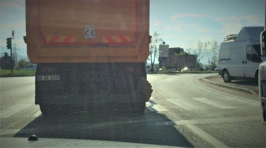 (&ouml;zel Haber) Tamponuna Sıkışan Onlarca Kiloluk Kaya Par&ccedil;asıyla Gezen Kamyon Tehlike Sa&ccedil;tı