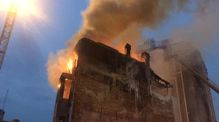 Taksim Meydanı&rsquo;ndaki Metruk Bina Alev Alev Yandı