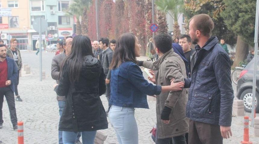 Gen&ccedil;lerin Kavgasını B&uuml;y&uuml;meden Polis &Ouml;nledi