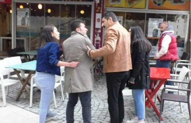 Gen&ccedil;lerin Kavgasını B&uuml;y&uuml;meden Polis &Ouml;nledi 1