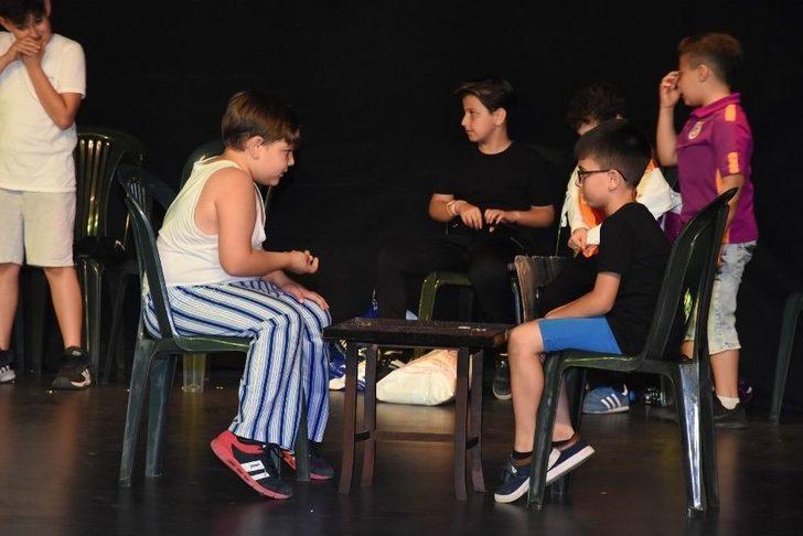 Miniklerin Tiyatro Gösterisi Büyük Beğeni Aldı G1