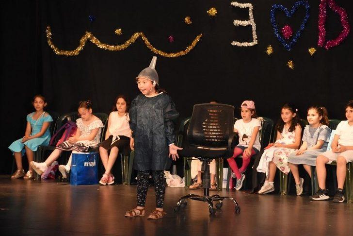 Miniklerin Tiyatro Gösterisi Büyük Beğeni Aldı G2