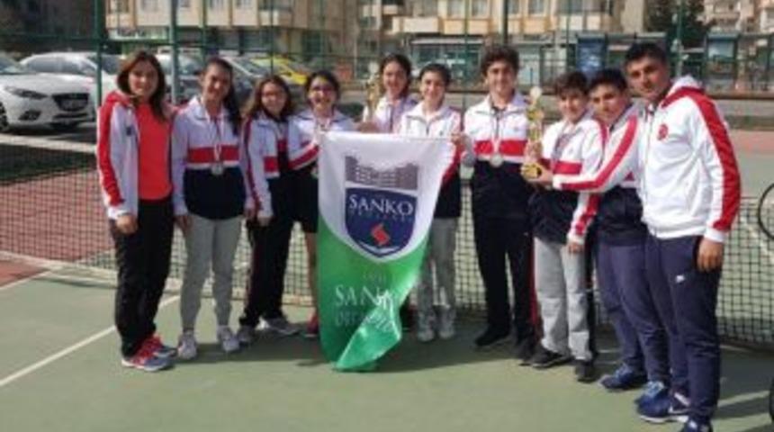 Sanko Okulları Yıldız Kız Ve Yıldız Erkek Tenis Takımları İl İkincisi