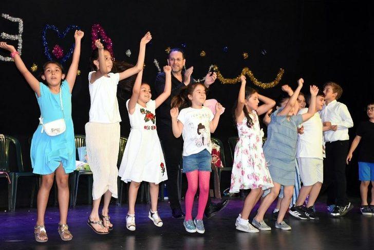 Miniklerin Tiyatro Gösterisi Büyük Beğeni Aldı G4