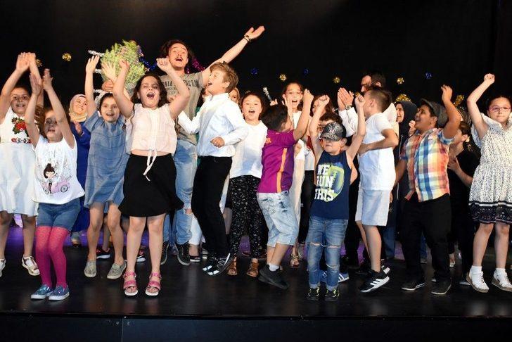 Miniklerin Tiyatro Gösterisi Büyük Beğeni Aldı G5