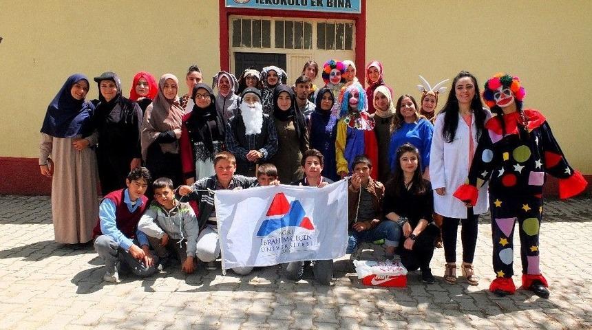 Ai&ccedil;&uuml; &Ouml;ğrencileri K&ouml;ylerde &Ouml;ğrencileri Ziyaret Etmeye Devam Ediyor