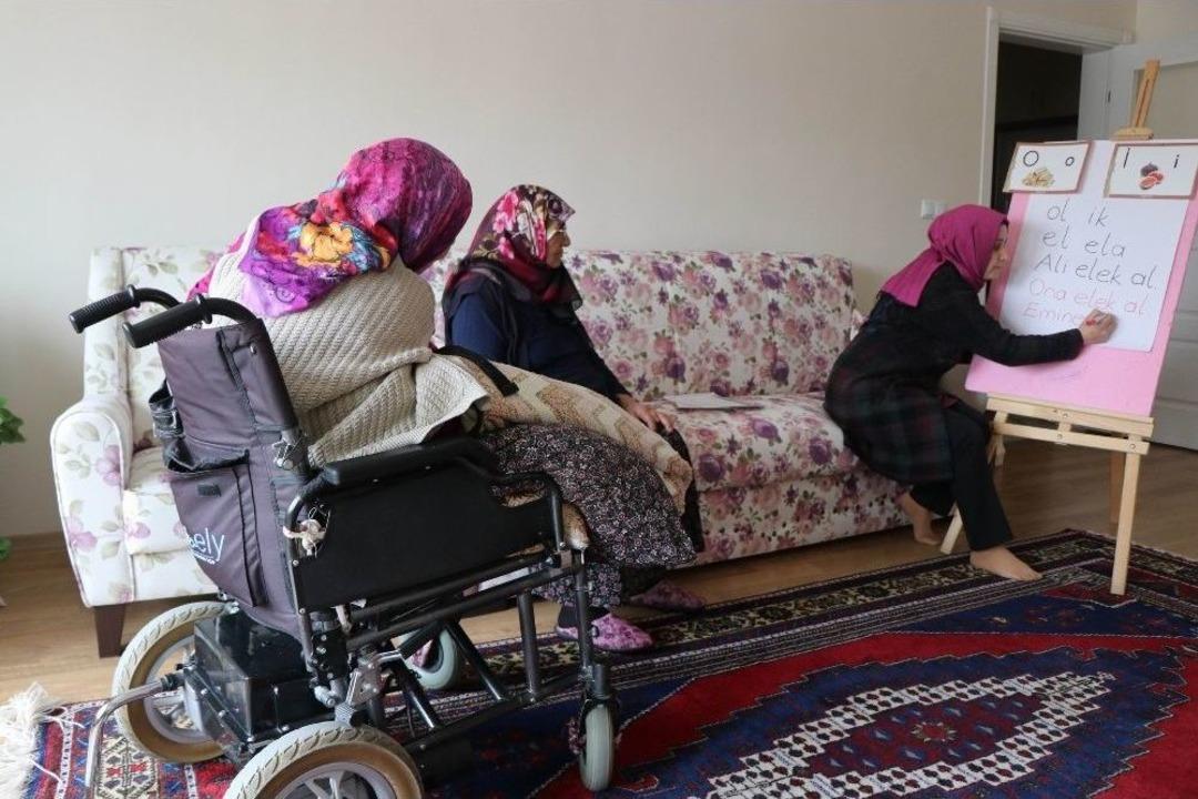 (&ouml;zel Haber) Engelli Kadın Cumhurbaşkanı Erdoğan&rsquo;a Mektup Yazabilmek İ&ccedil;in Okuma &Ouml;ğreniyor