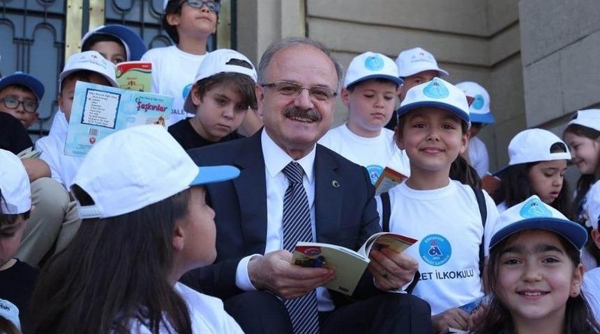 Vali &Ccedil;akacak &Ouml;ğrencilerle Kitap Okudu