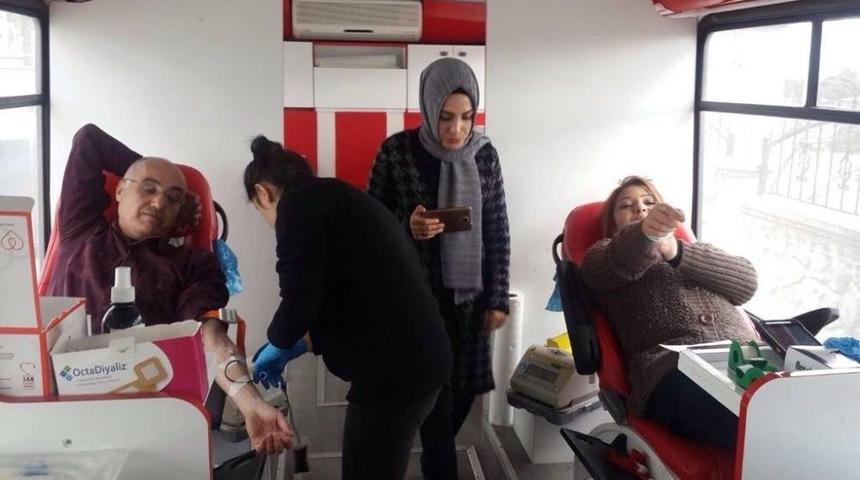 &Ouml;ğretmenler G&uuml;n&uuml;nde &Ouml;ğretmenler Kan Verdi