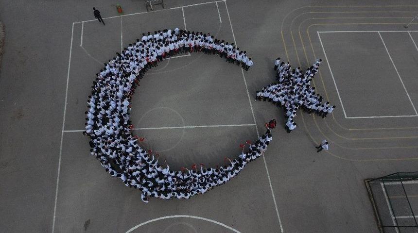 Ortaokul &Ouml;ğrencilerinden Şehitler İ&ccedil;in Ay-yıldız Koreografisi