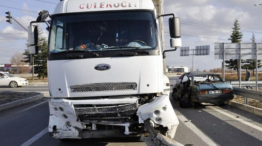 Kamyon İle Otomobil &Ccedil;arpıştı: 2 Yaralı