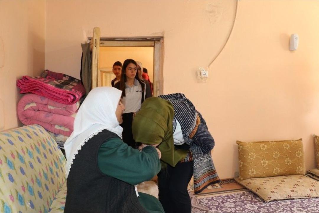 Bismilli &Ouml;ğrenciler Yaşlıları Unutmadı