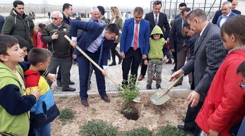 Lise &Ouml;ğrencilerinden Ağa&ccedil; Dikme Etkinliği