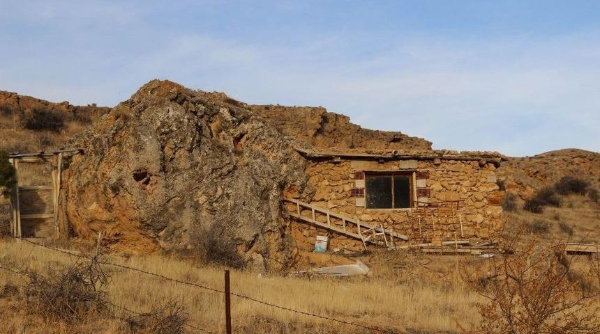 Kayalara Yapılan Taş Evler Dikkat &Ccedil;ekiyor