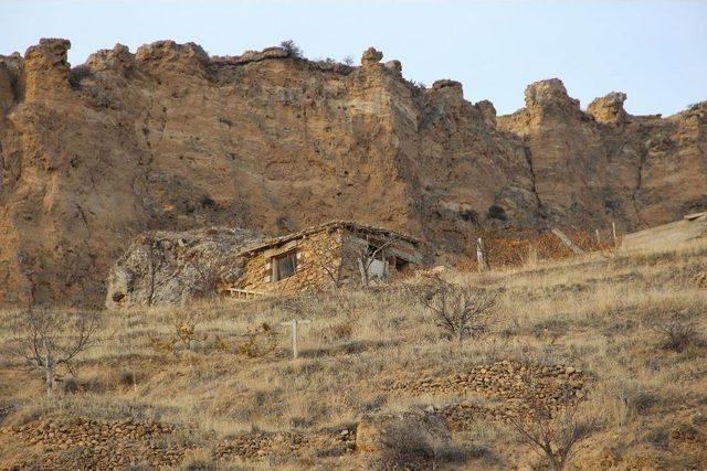 Kayalara Yapılan Taş Evler Dikkat Çekiyor