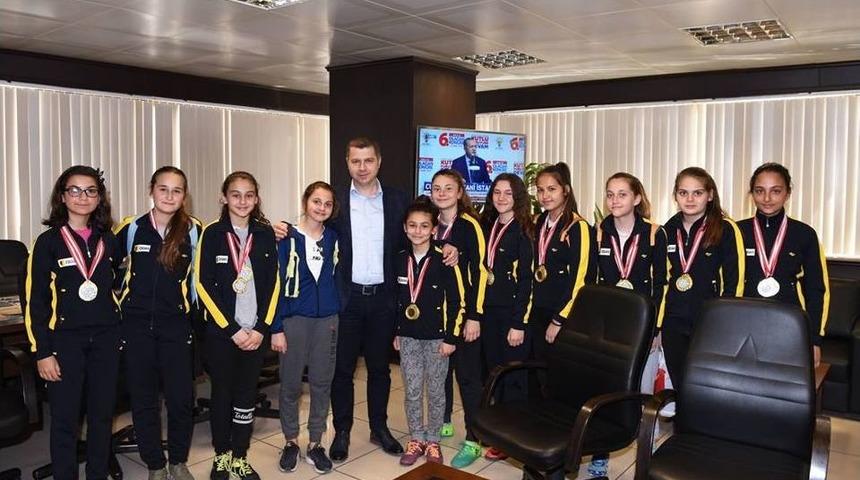 Marmara Şampiyonları Sevin&ccedil;lerini Başkan Kuzu İle Paylaştı