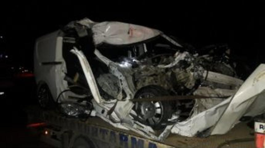 Otomobil Park Halindeki Kamyona Arkadan Çarptı: 1 Ağır Yaralı