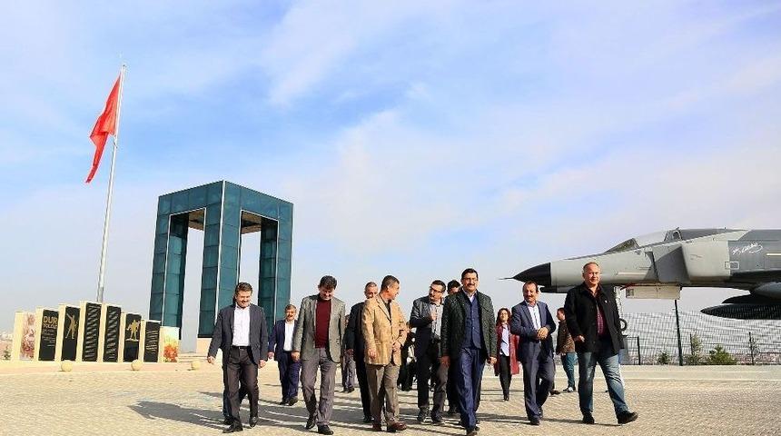 Başkan Ak Muhtarlarla Kartaltepe&rsquo;yi Gezdi