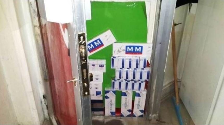 Kapının İ&ccedil;inden Ka&ccedil;ak Sigara &Ccedil;ıktı