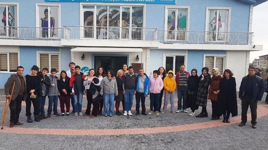 B&uuml;y&uuml;k&ccedil;ekmeceli Engelli &Ccedil;ocuklar &Uuml;niversite Hocalarından Ders Alıyor