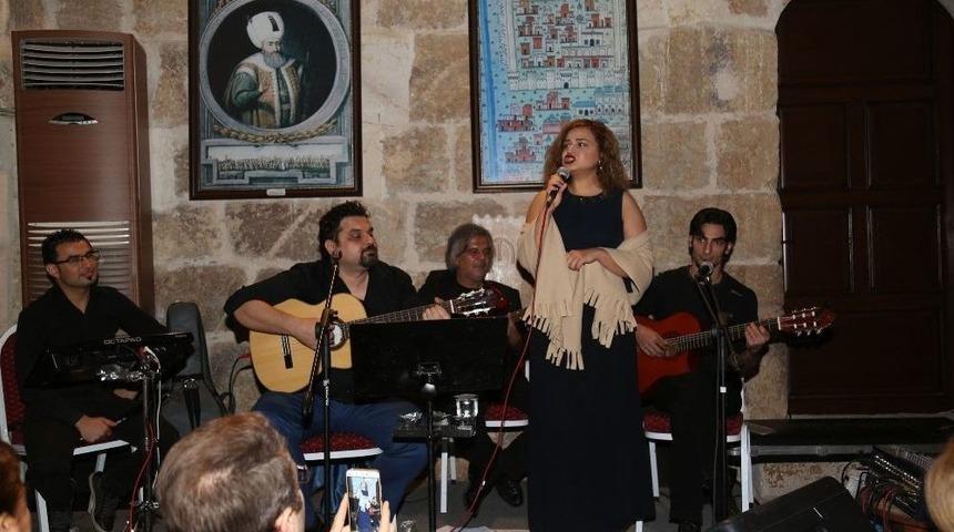 T&uuml;rk&uuml;ler Akustik Rock Tarzında Dile Geldi