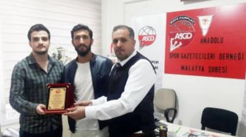 Malatya Asgd&rsquo;den Golc&uuml; Bekir Yardım&rsquo;a Plaket