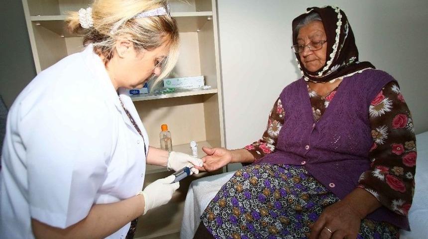 Bayraklı&rsquo;da Vatandaşların Sağlığına Yakın Takip