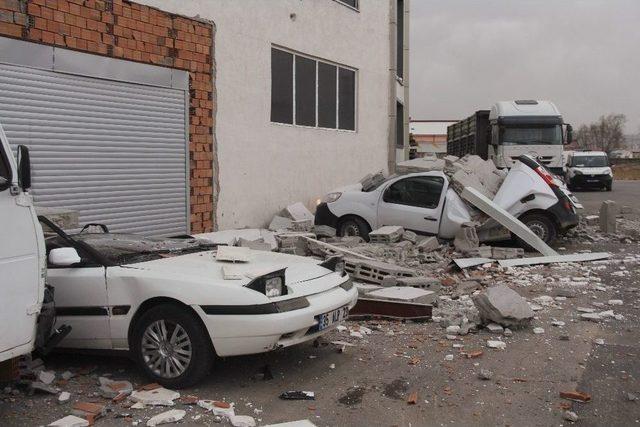 Rüzgar Nedeniyle Duvar Çöktü, Araçlar Hurdaya Döndü