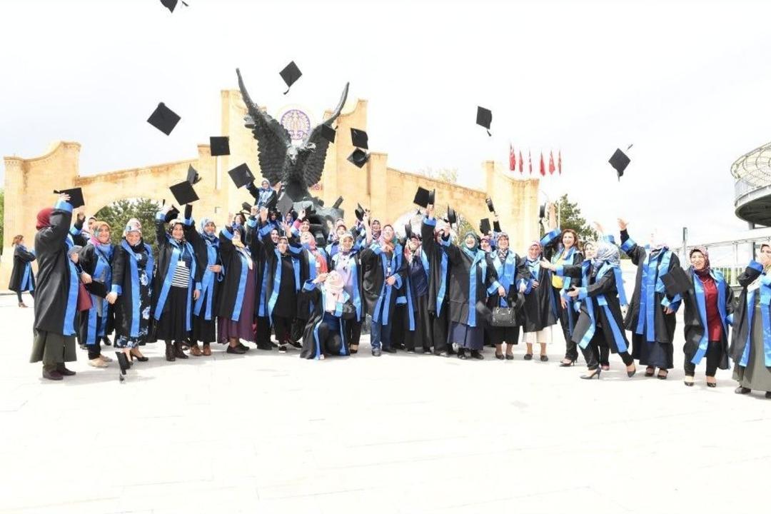 Anne &Uuml;niversitesi Yine Mezun Verdi