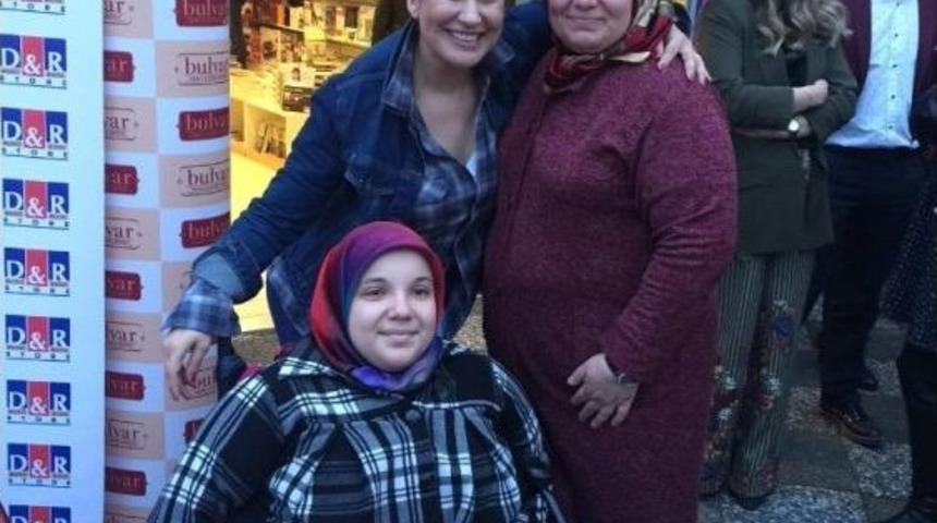 İclal Aydın&rsquo;dan İmza G&uuml;n&uuml;