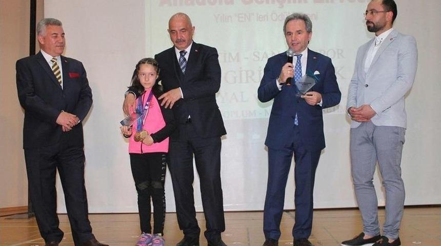 Buz Prensesi Derya Da &Ouml;d&uuml;l&uuml;n&uuml; Aldı