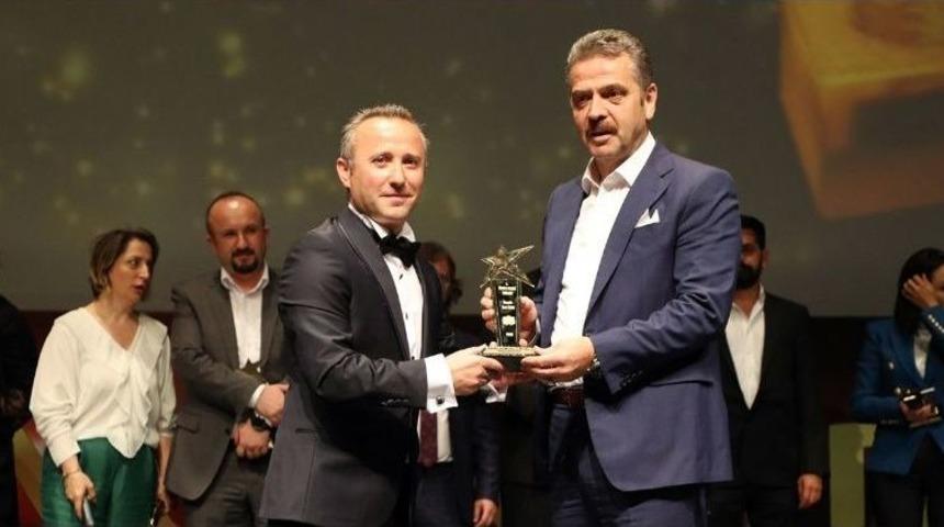 Gaziosmanpaşa Belediye Başkanı Usta&rsquo;ya "gen&ccedil;lik &Ouml;zel &Ouml;d&uuml;l&uuml;"