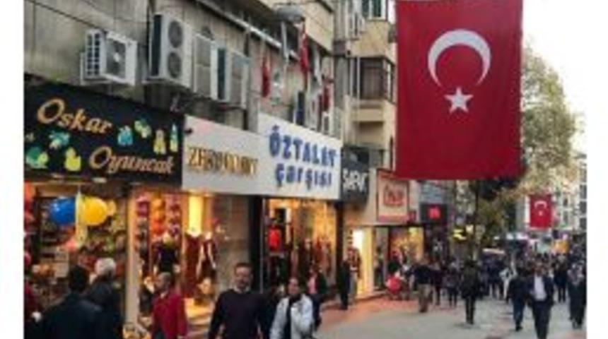 Vali Aksoy, Eşi İle El Ele Gezdi