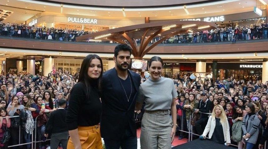 Kardeşim Benim 2&rsquo;nin İzmir G&ouml;steriminde İzdiham Kalabalık