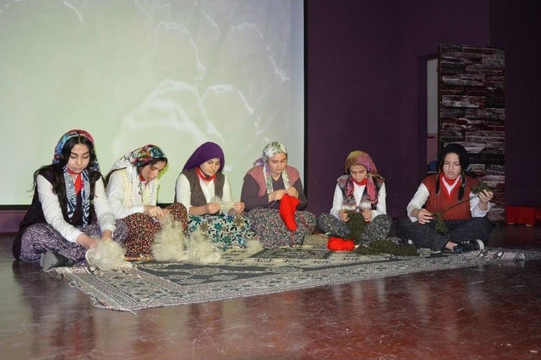 G&ouml;steriden Elde Edilen Geliri Mehmet&ccedil;ik Vakfına Bağışladılar