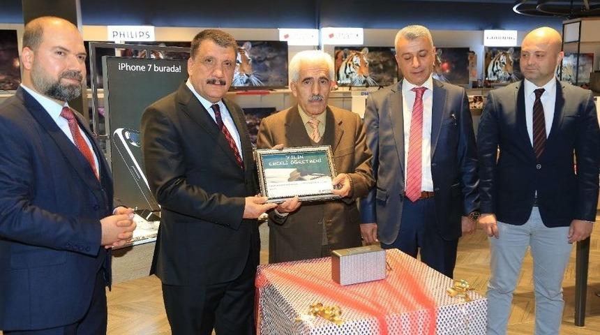 Yılın Emekli &Ouml;ğretmenine &Ouml;d&uuml;l