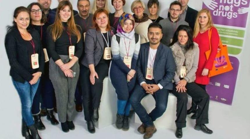 &lsquo;k&ouml;t&uuml;l&uuml;klere Değil Bize Sarıl&rsquo; Letonya&rsquo;da