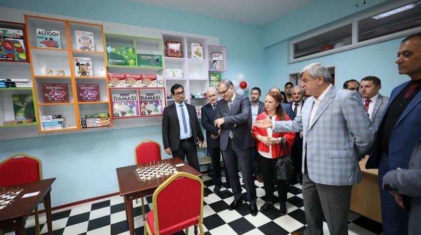 Başkan Karaosmanoğlu, Yarbay Refik Cesur İlkokulu&rsquo;nun Bahar Şenliğine Katıldı