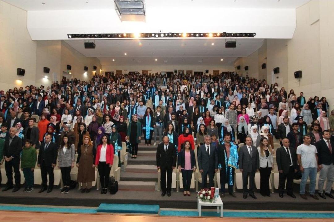 Be&uuml;&rsquo;de Mezuniyet Sevinci