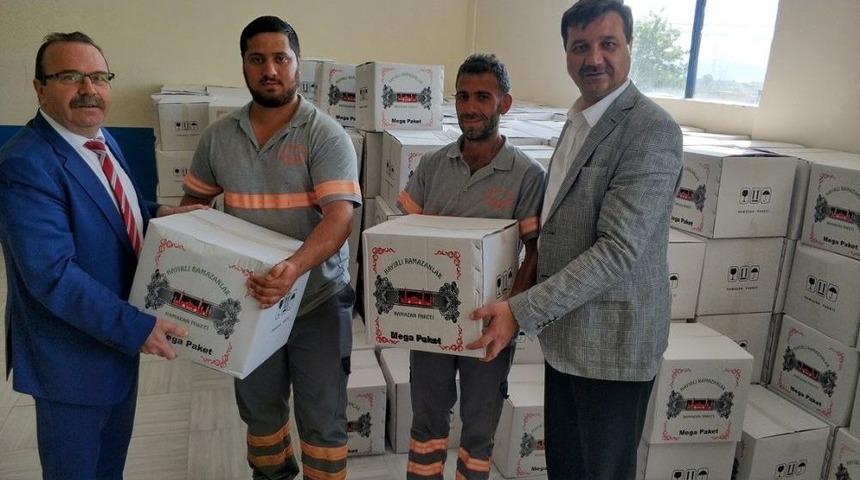 Adapazarı Belediyesi&rsquo;nde Personele Erzak Dağıtıldı