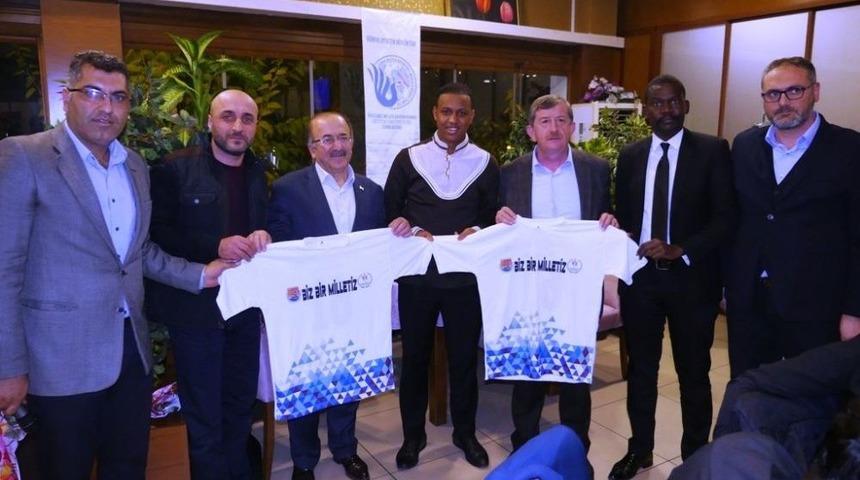 Başkan G&uuml;mr&uuml;k&ccedil;&uuml;oğlu, Yabancı Uyruklu &Ouml;ğrencileri Ağırladı