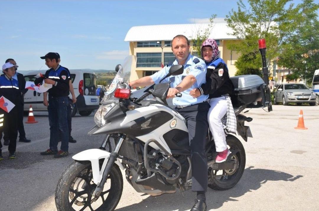 &Ouml;zel G&uuml;nlerinde Motosikletle Tur Atarak Toma&rsquo;dan Su Sıktılar