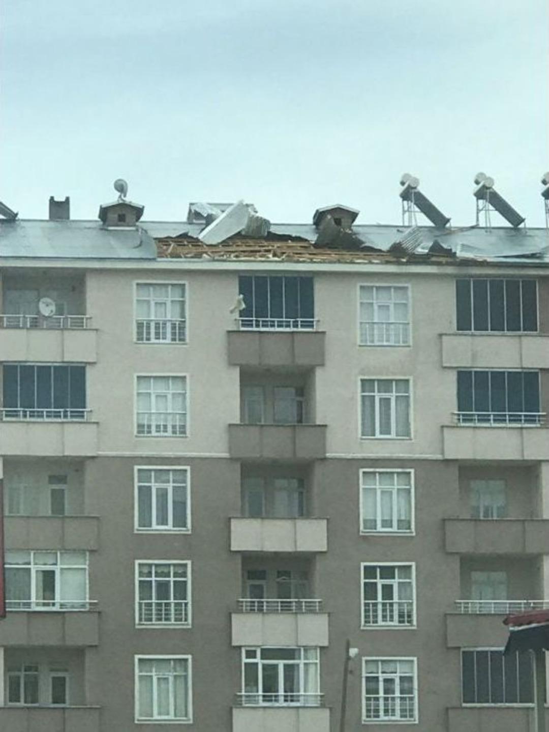 Ev Ve İş Yerlerinin &Ccedil;atıları Havada U&ccedil;tu, Vatandaş Sokakları Boşalttı