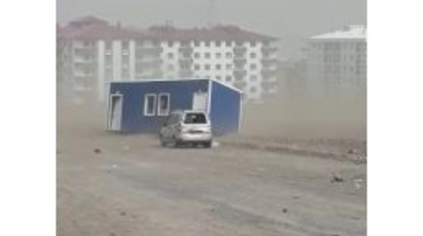 Şiddetli R&uuml;zgar Konteynırları U&ccedil;urdu