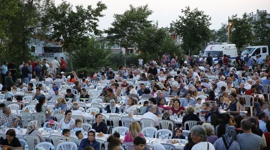Çiğli’de İftar Sofraları Kuruluyor